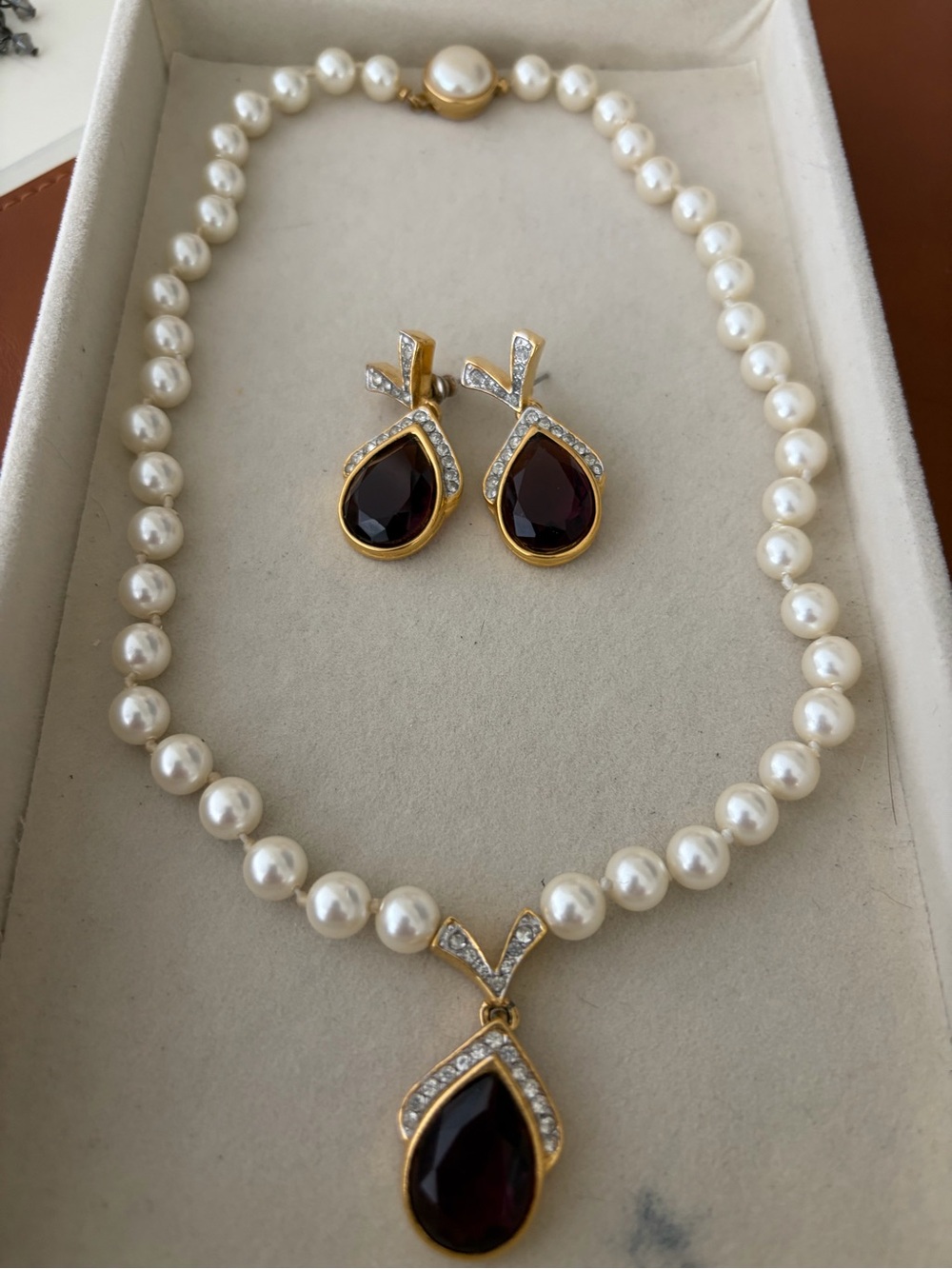 Pearl Necklace and purple stone-Style Teardrop Pendant Set in Gold Tone